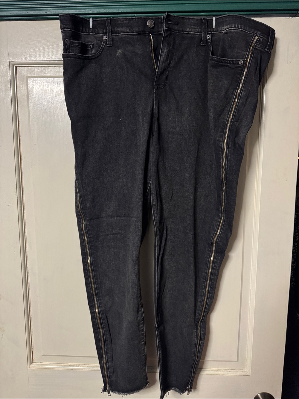 NWT - Torrid Women’s Black Zipper-Trim Skinny Jeans
